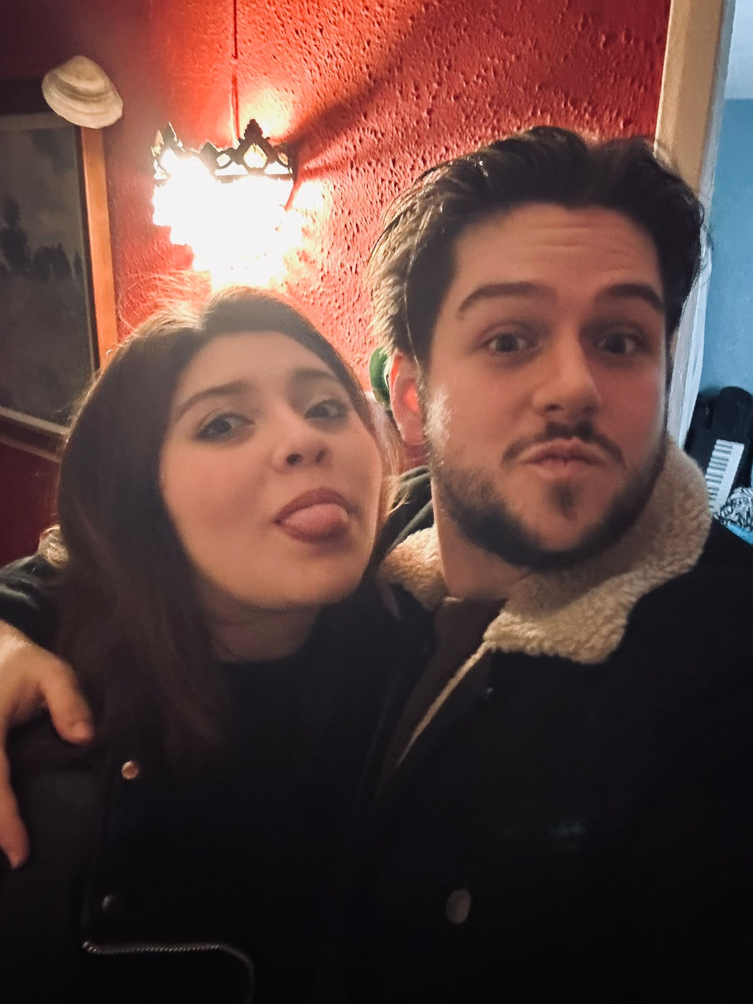 Selfie de pareja en un momento divertido